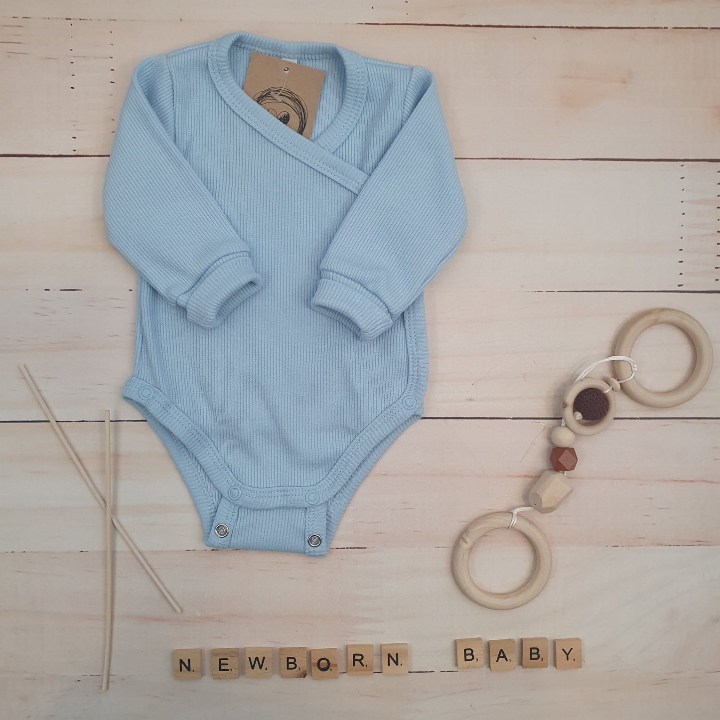 Bordázott, keresztpántos hosszú ujjú body állítható patenttal, mentazöld, (50–62)